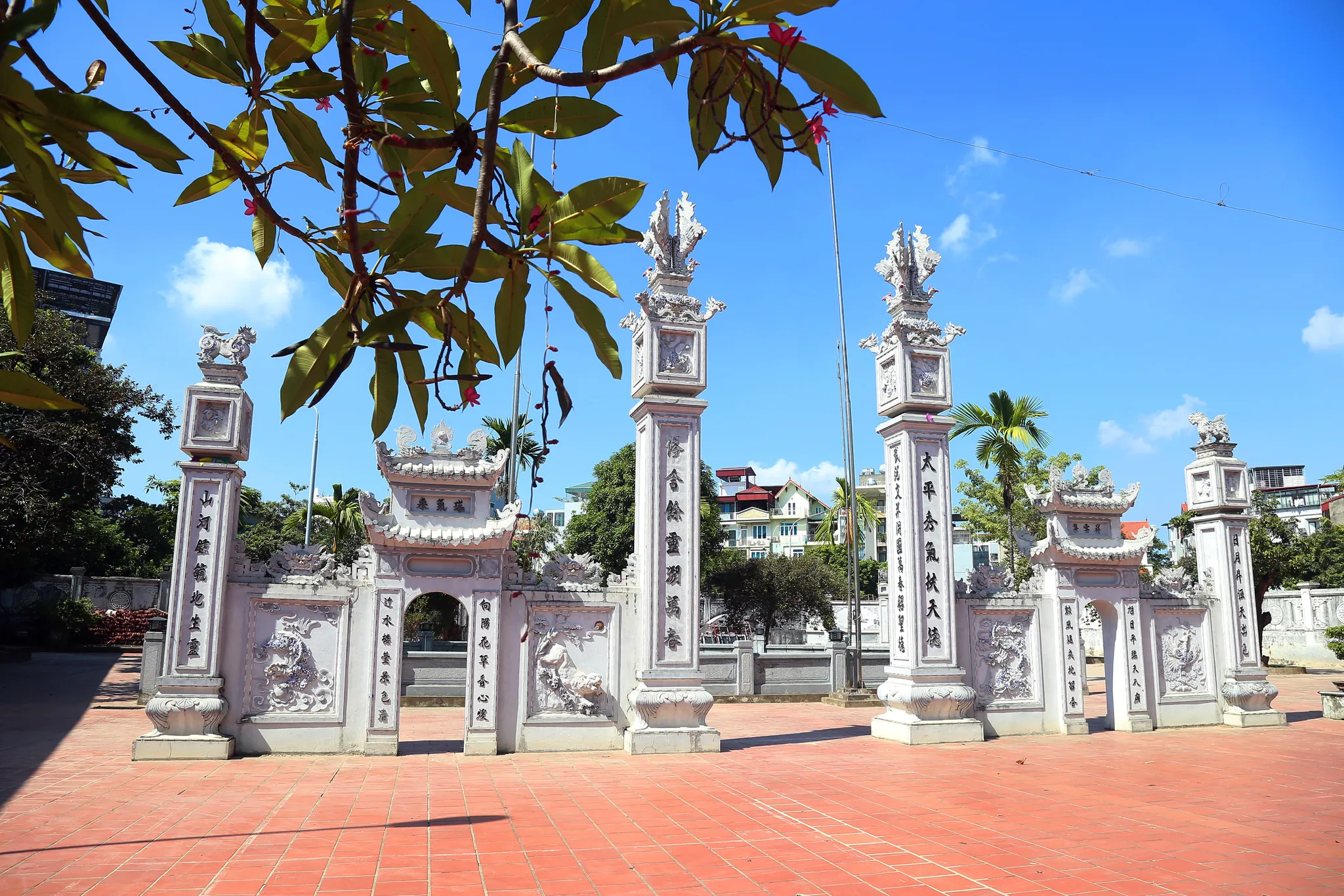 Cổng tam quan đình Tu Hoàng