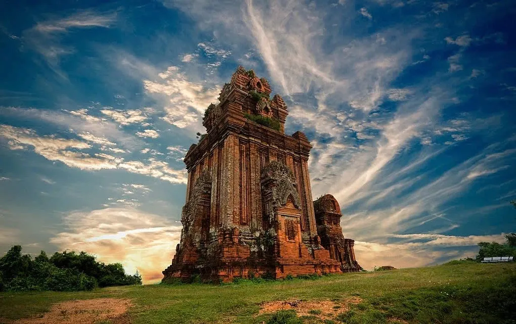 Tháp chính trong quần thể Tháp Bánh Ít