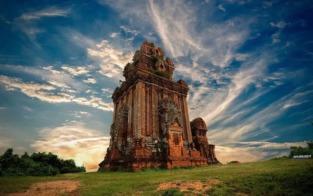 Tháp chính trong quần thể Tháp Bánh Ít