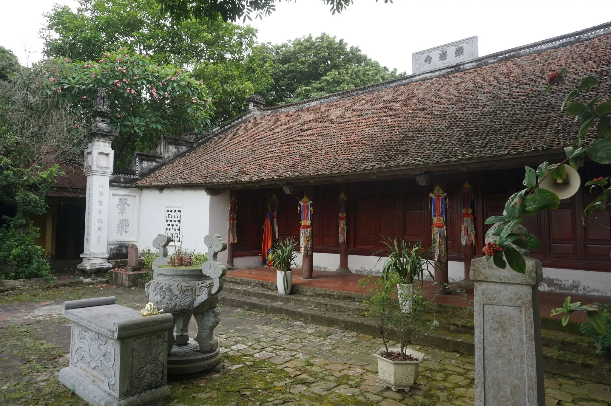 Khung cảnh bên ngoài Chùa Kem