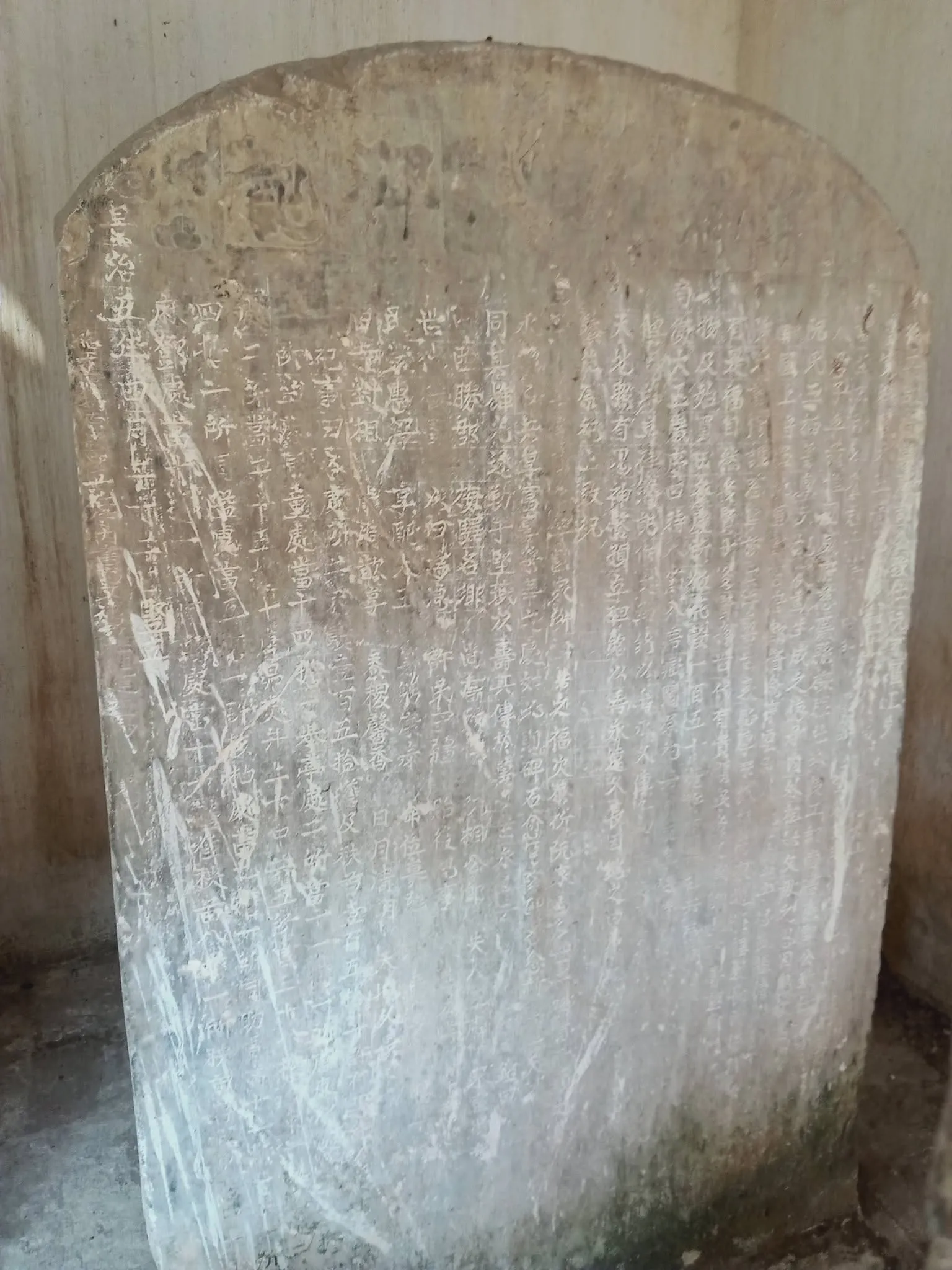 Bia đá trong đình Hữu Bằng