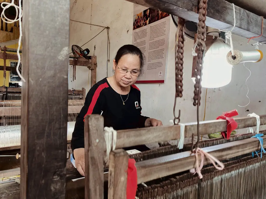 Quá trình dệt lụa thủ công Làng nghề dệt lụa đũi Nam Cao