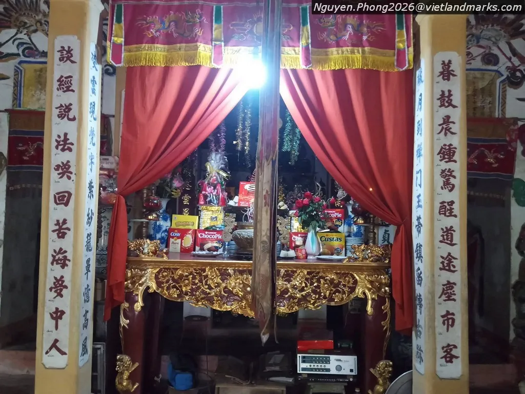 Ban thờ bên trong Chùa Giai Sơn