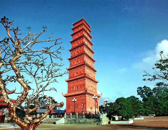 Tháp Tường Long cao 9 tầng với màu đỏ gạch cổ kính