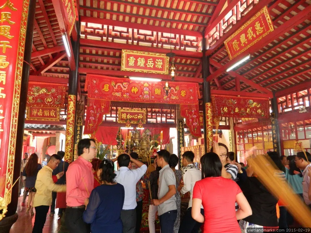 Bên trong miếu thờ tại Lăng Tả quân Lê Văn Duyệt