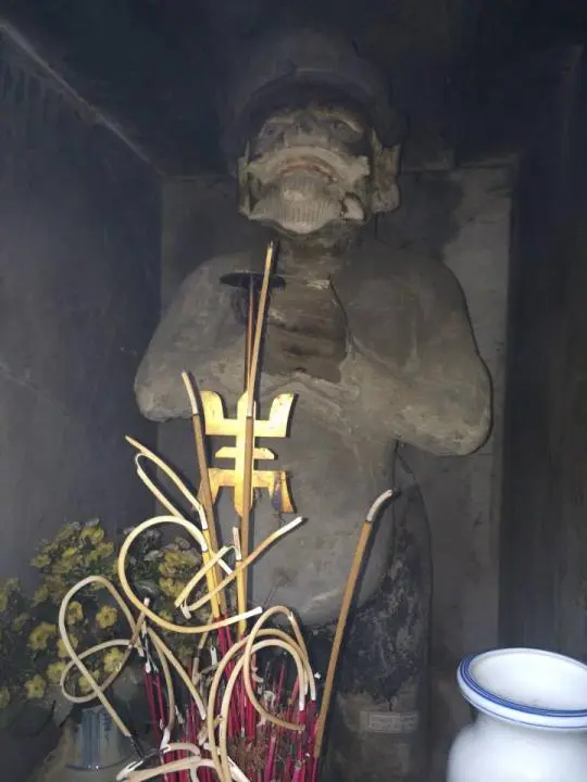Tượng thờ linh vật Khỉ mang ý nghĩa trấn giữ, bảo hộ và cầu bình an tại Đền bà chúa Mụa