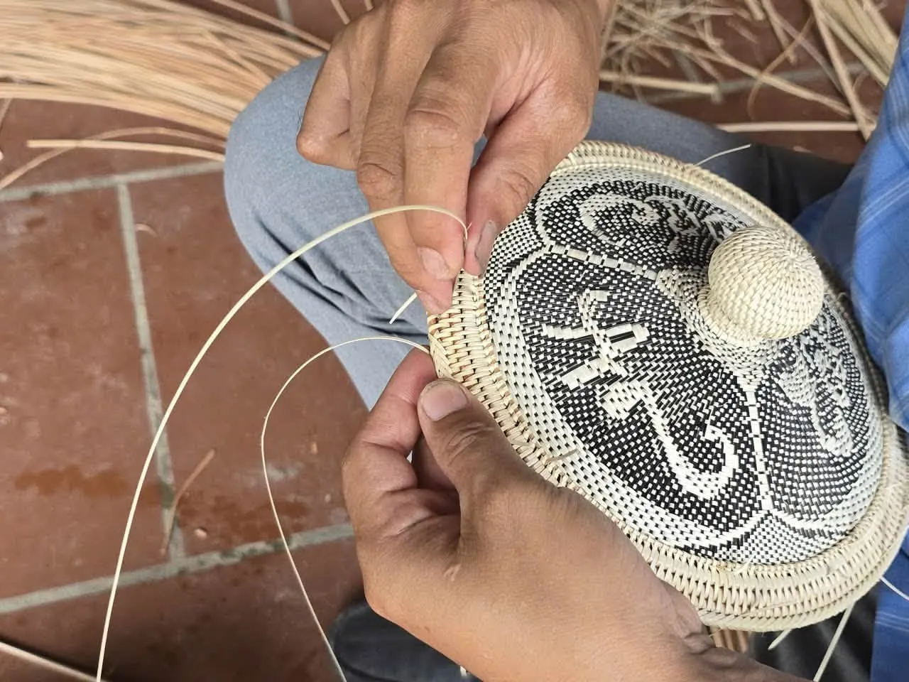 Nghệ nhân Nguyễn Phương Quang đang hoàn thiện sản phẩm giành tích ủ trà