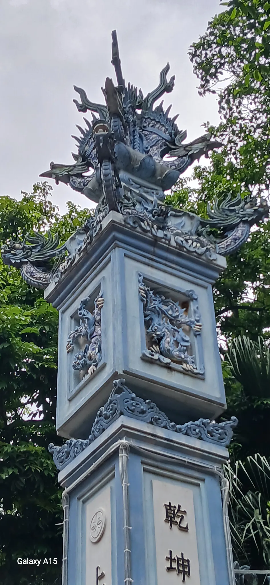 Linh vật Phượng trên cột trụ biểu cổng Quán Vật Đồng Nanh