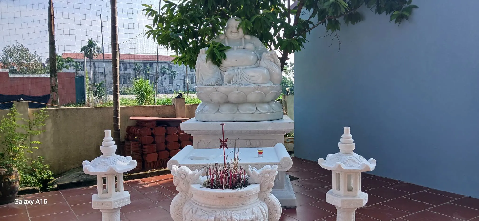 Tượng thờ trong khuôn viên đình Phú Mỹ