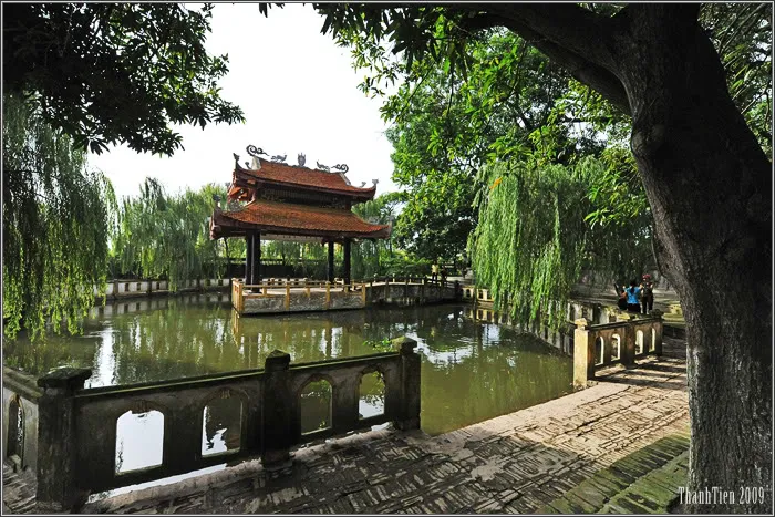 Hồ vả thủy đình tại Đền Bà Tấm