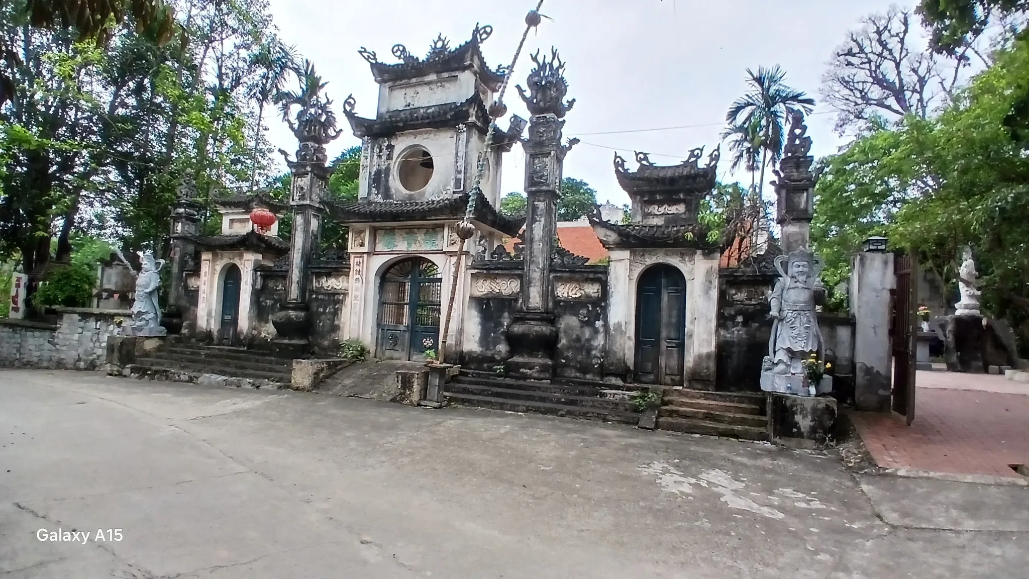 Nghi môn tam quan chùa Long Tiên