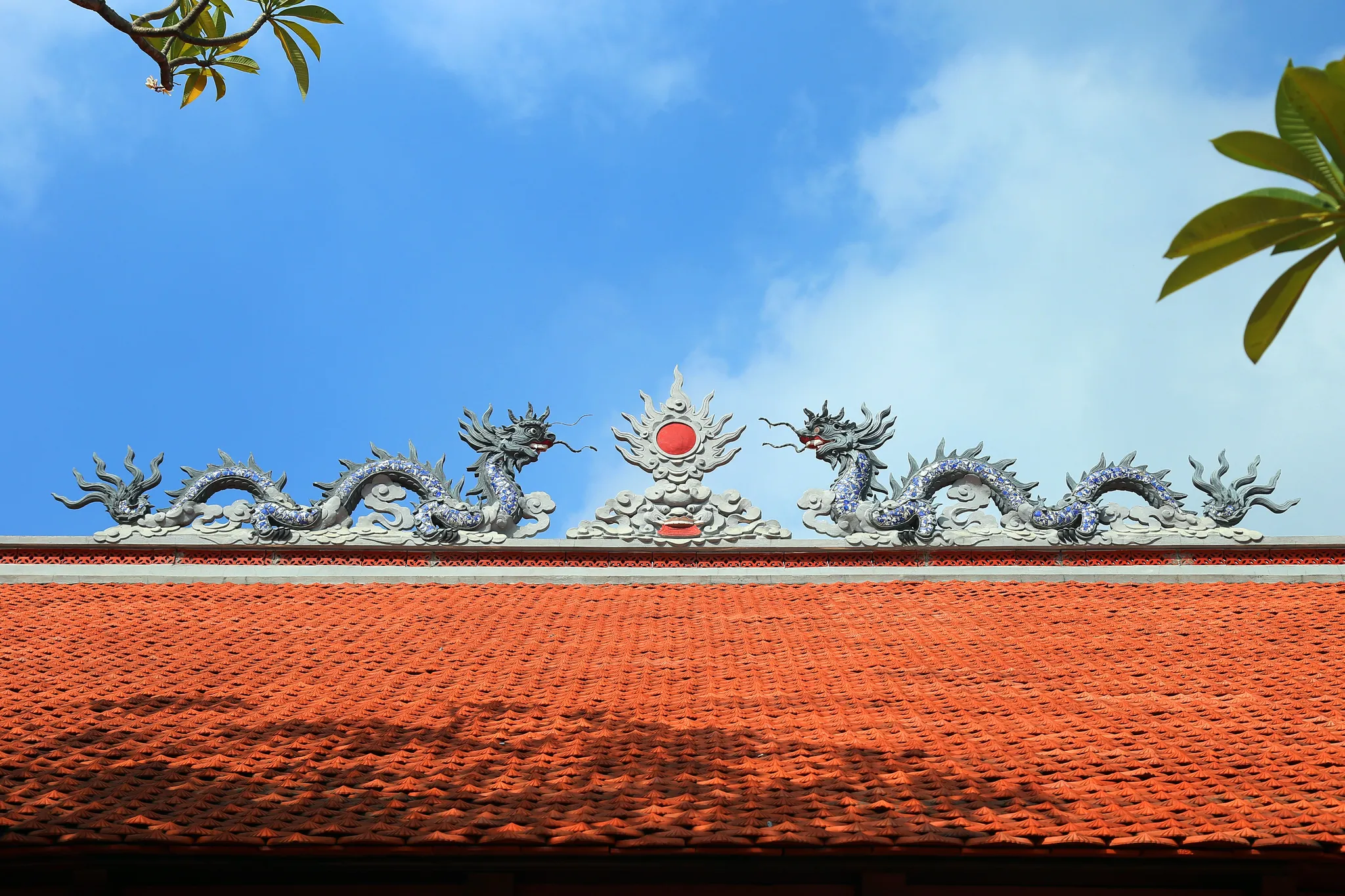 Lương long chầu nguyệt trên mái đình Thị Cấm