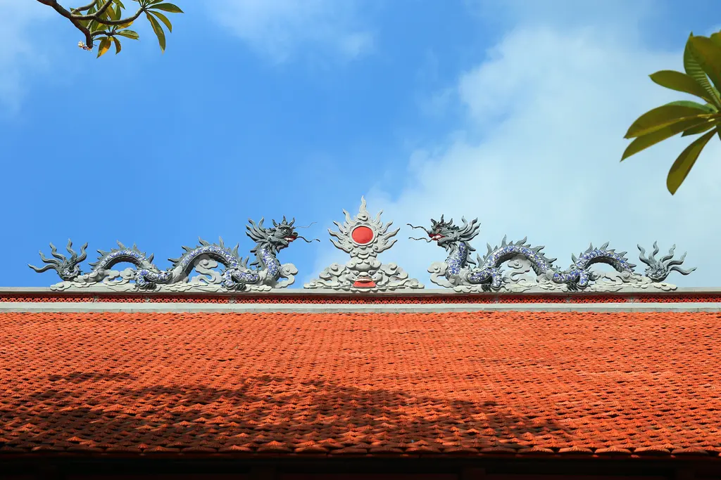 Lương long chầu nguyệt trên mái đình Thị Cấm