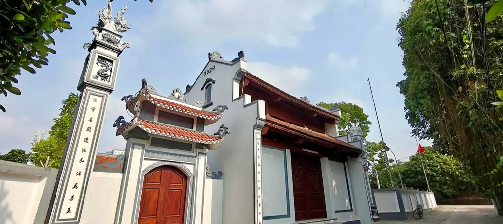 Cổng tam quan di tích Chùa Thánh Lâm Tự (Chùa Bãi)