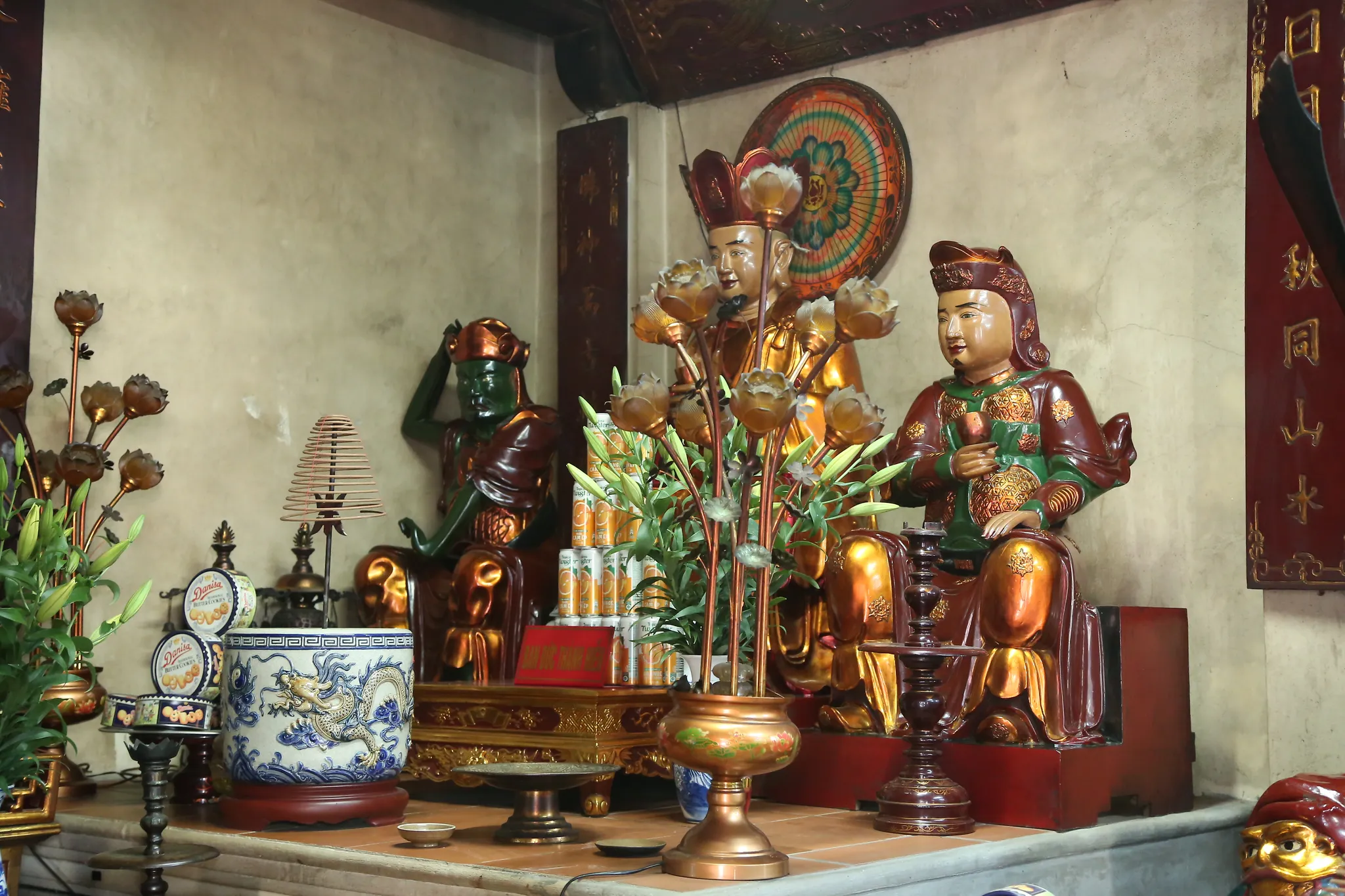 Một ban thờ trong chùa Đại Bi