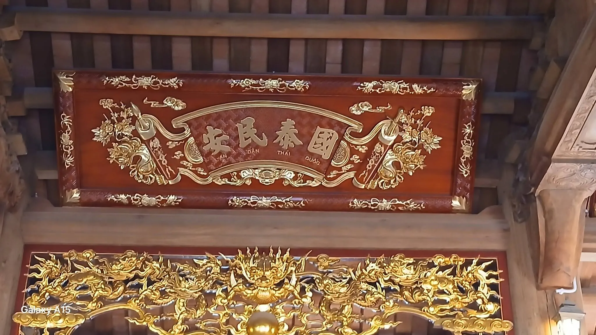 Bức hoành phi gian chính giữa đình làng Khê Than