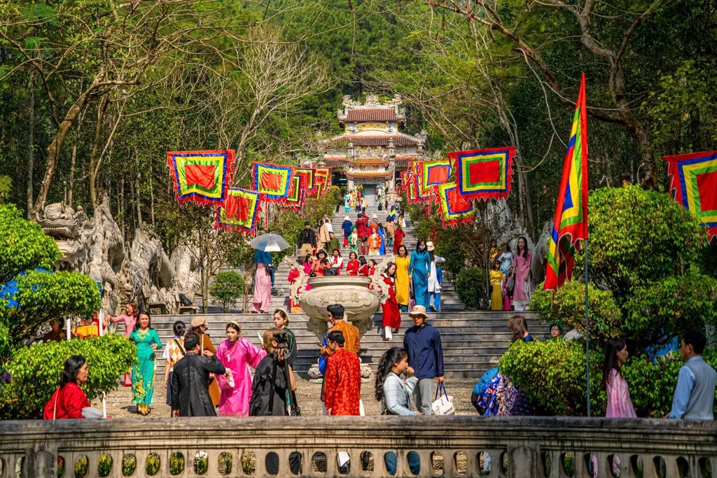 Quang cảnh người dân đi trẩy hội tại Lễ hội Đền Huyền Trân