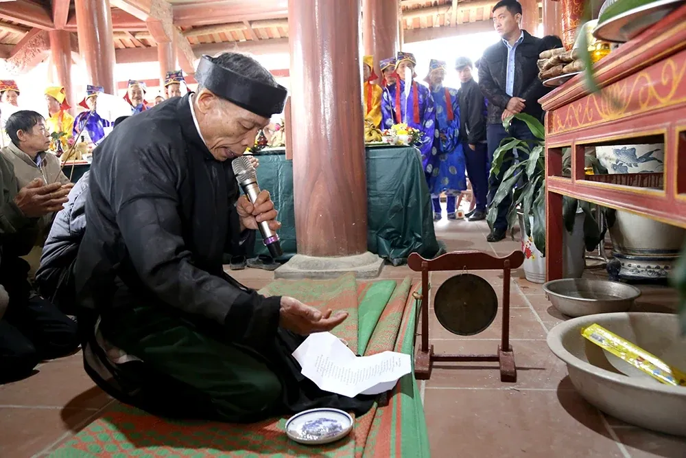 Cụ thủ từ làm lễ cầu cho các dòng họ trong làng tại Lễ hội đình Phục Cổ
