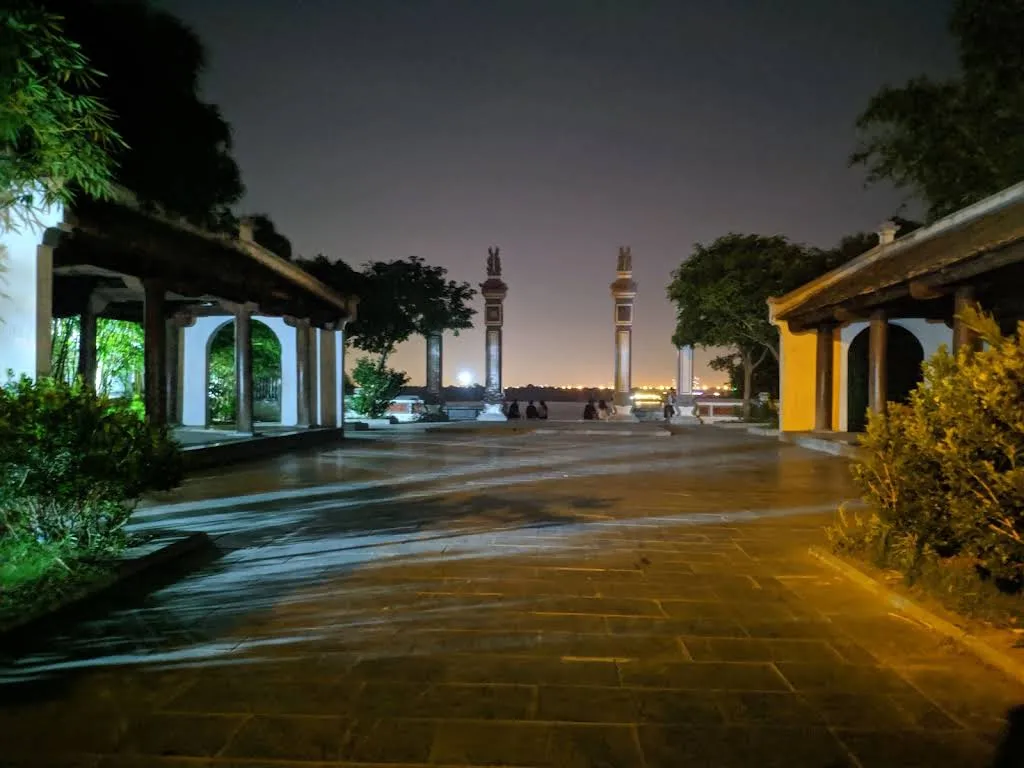 Cảnh quan Miếu Hai Bà Trưng về đêm