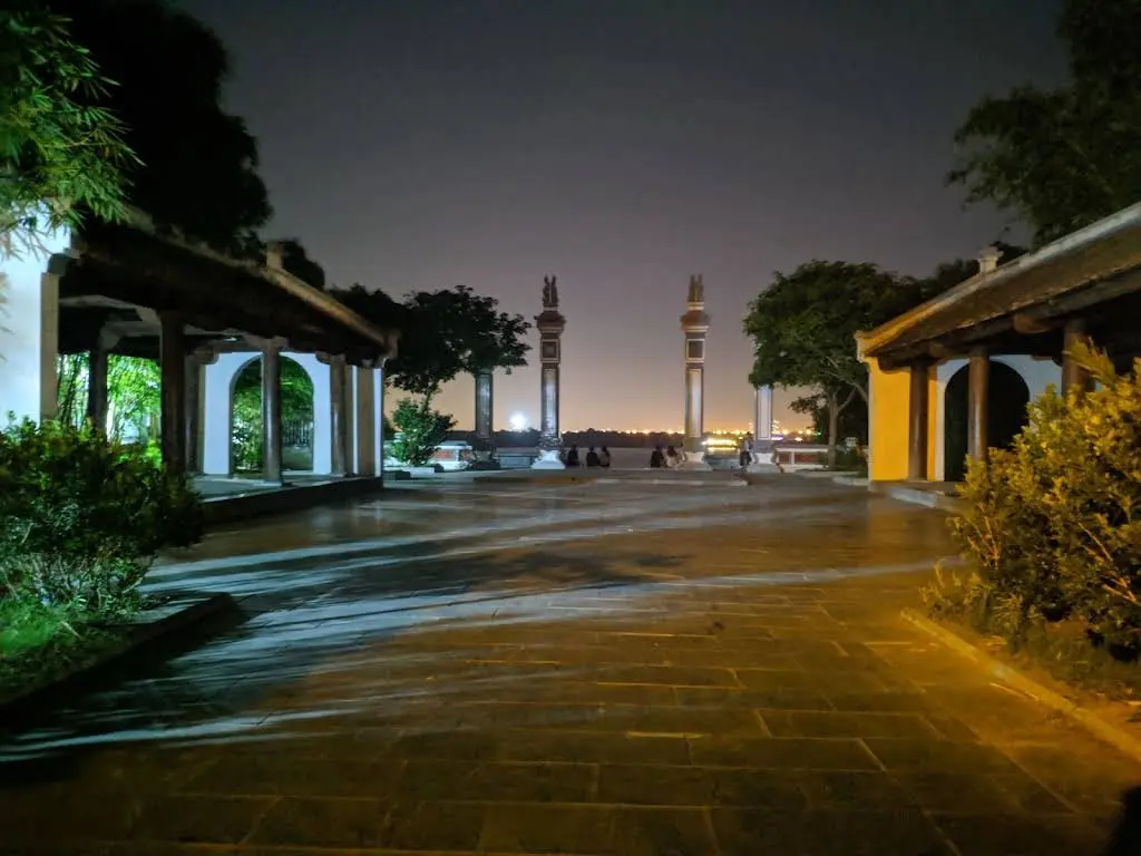 Cảnh quan Miếu Hai Bà Trưng về đêm
