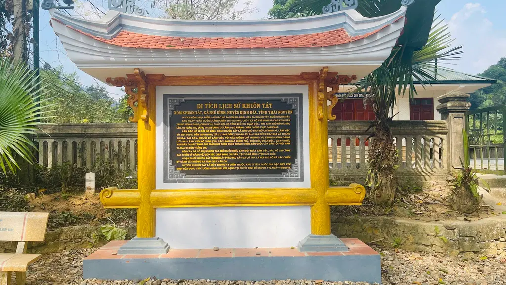 Bia tên khu di tích Thắng Cảnh Thác Khuôn Tát