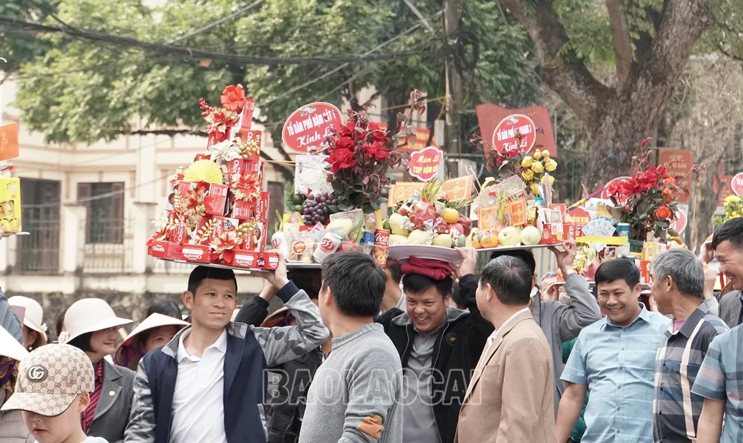 Nhân dân đội lễ cùng tham gia lễ rước tại Lễ hội đền Bắc Hà