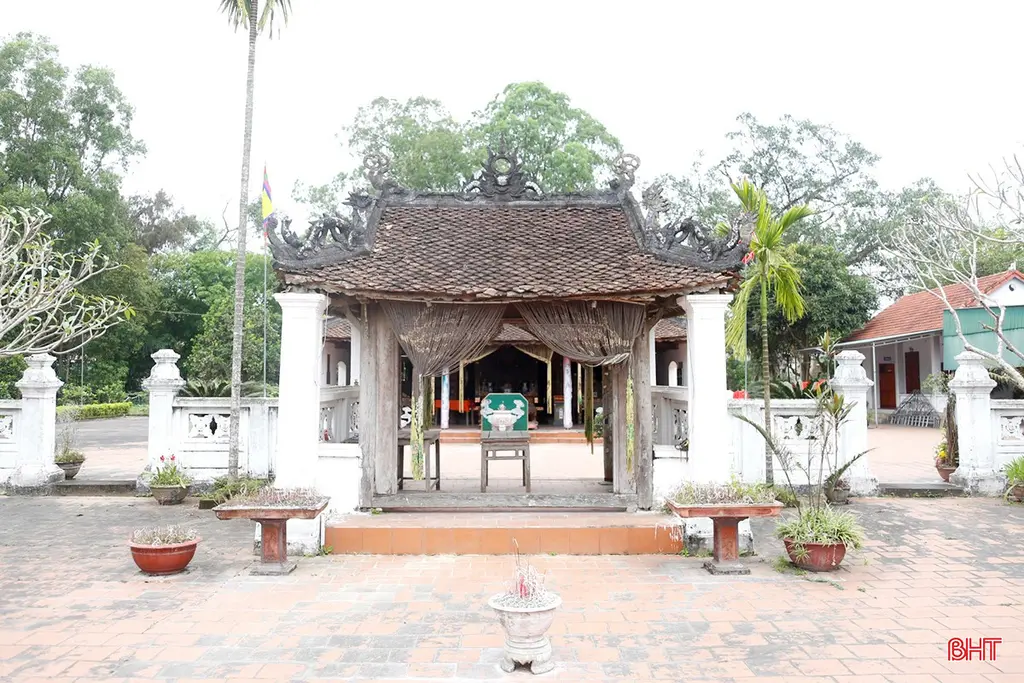 Nghi môn Đền Thái Yên