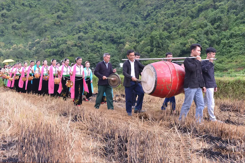 Nghi thức rước hồn lúa diễn ra trên cánh đồng Huổi Én tại Lễ Kin Lẩu Khẩu Mẩu dân tộc Thái