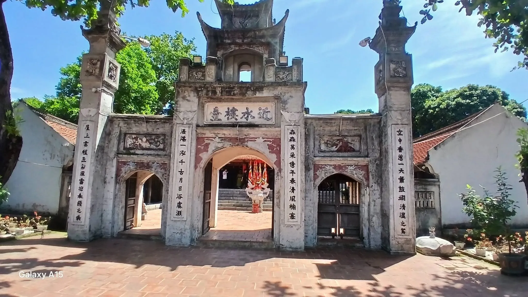 Cổng vào đền thờ Thánh Mẫu