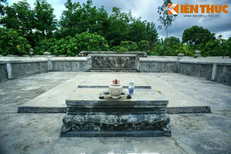Mộ và hương án tại Lăng Trường Mậu