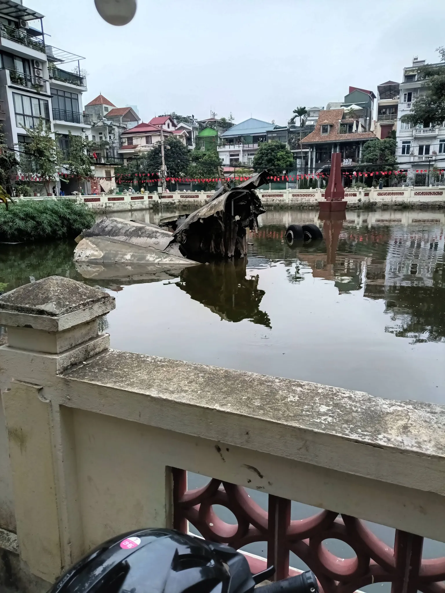 Không gian cảnh quan di tích Hồ Hữu Tiệp và xác máy bay B52