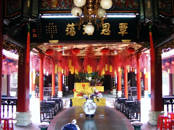 Không gian bên trong Chùa Ông Hội An