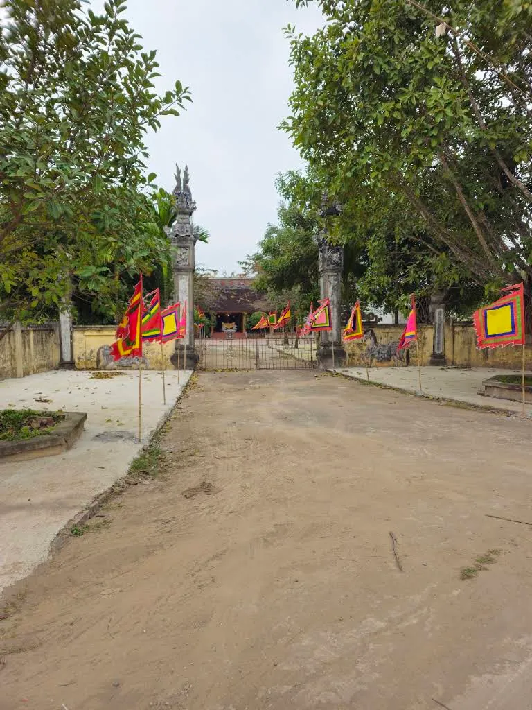 Cảnh quan bên ngoài di tích Đình Khê Thượng