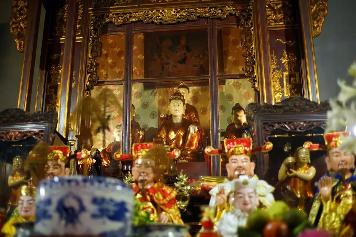Bên trong Đền Bà Kiệu