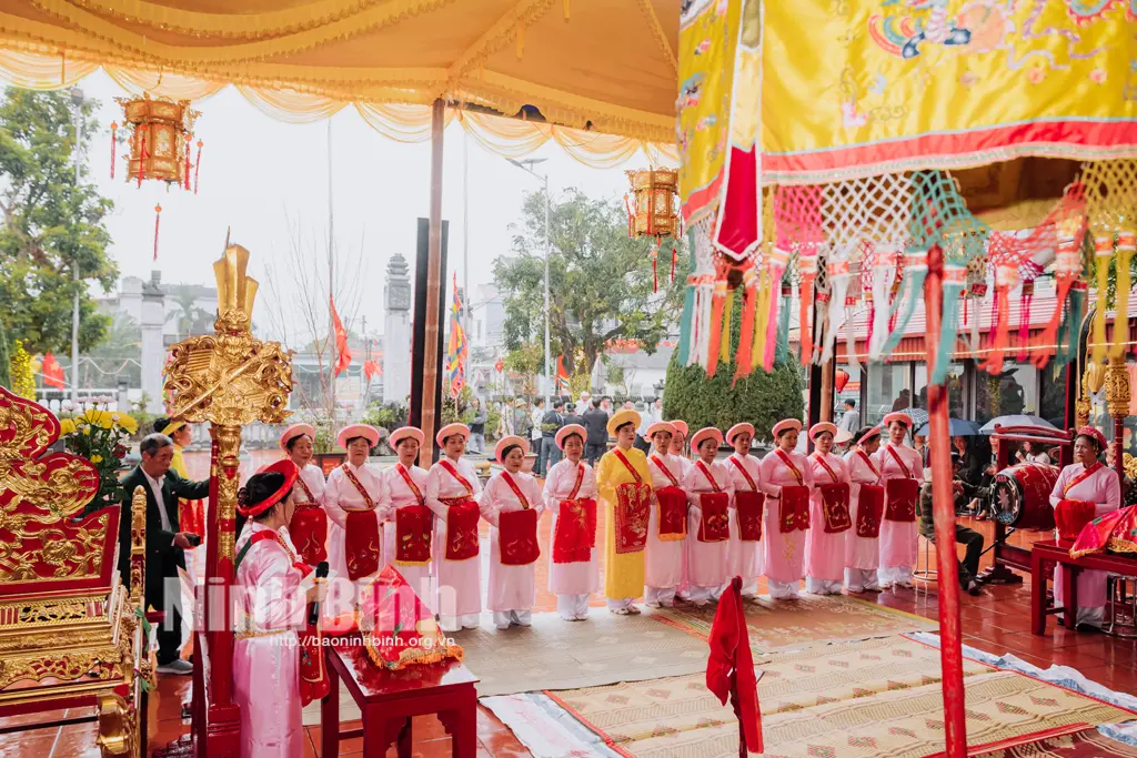 Đội tế nữ thực hiện nghi thức tế lễ tại Lễ hội Báo Bản (Lễ hội Làng Nộn Khê)