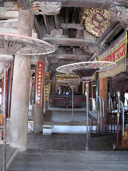 Không gian bên trong Đình Hữu Bằng