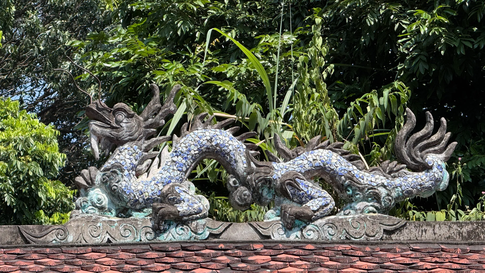 Hình tượng lưỡng long chầu nguyệt trên mái gian thờ Đức thánh làng Hậu Ái