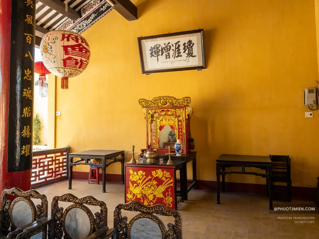Bên trong Hội quán Hải Nam