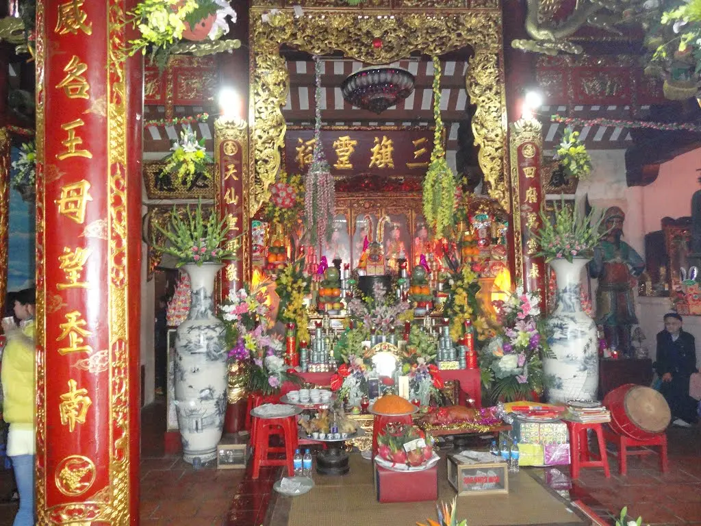 Gian thờ bên trong Đền Hạ