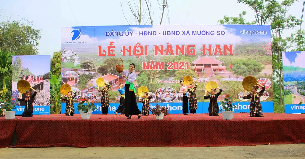 Trình diễn trang phục dân tộc tại Lễ hội Nàng Han