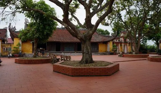 Khuôn viên Đền Hệ