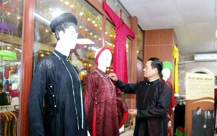 Nghệ nhân Nghiêm Văn Đạt và các sản phẩm áo dài ngũ thân của nam và nữ do ông thực hiện