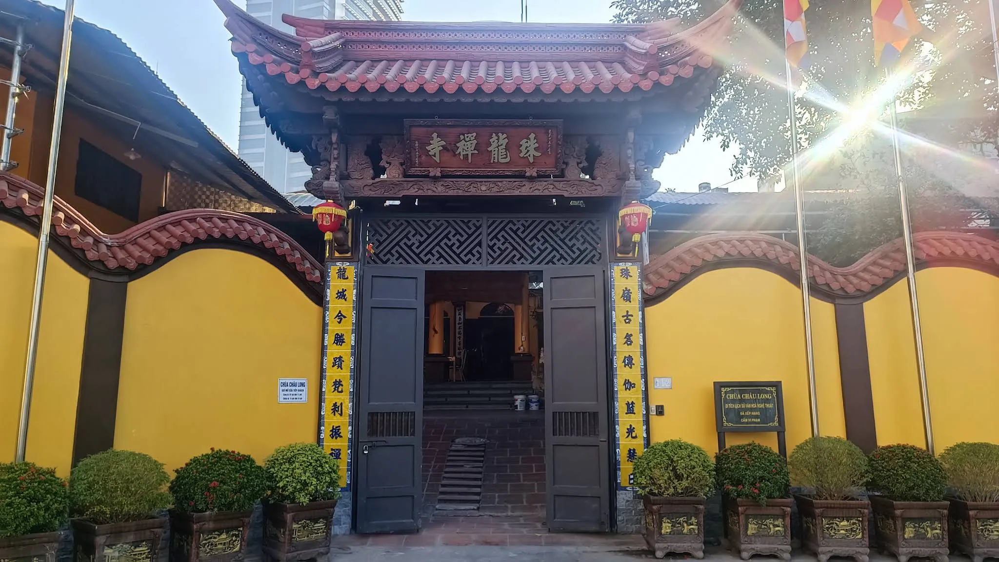 Cảnh quan bên ngoàidi tích Chùa Châu Long