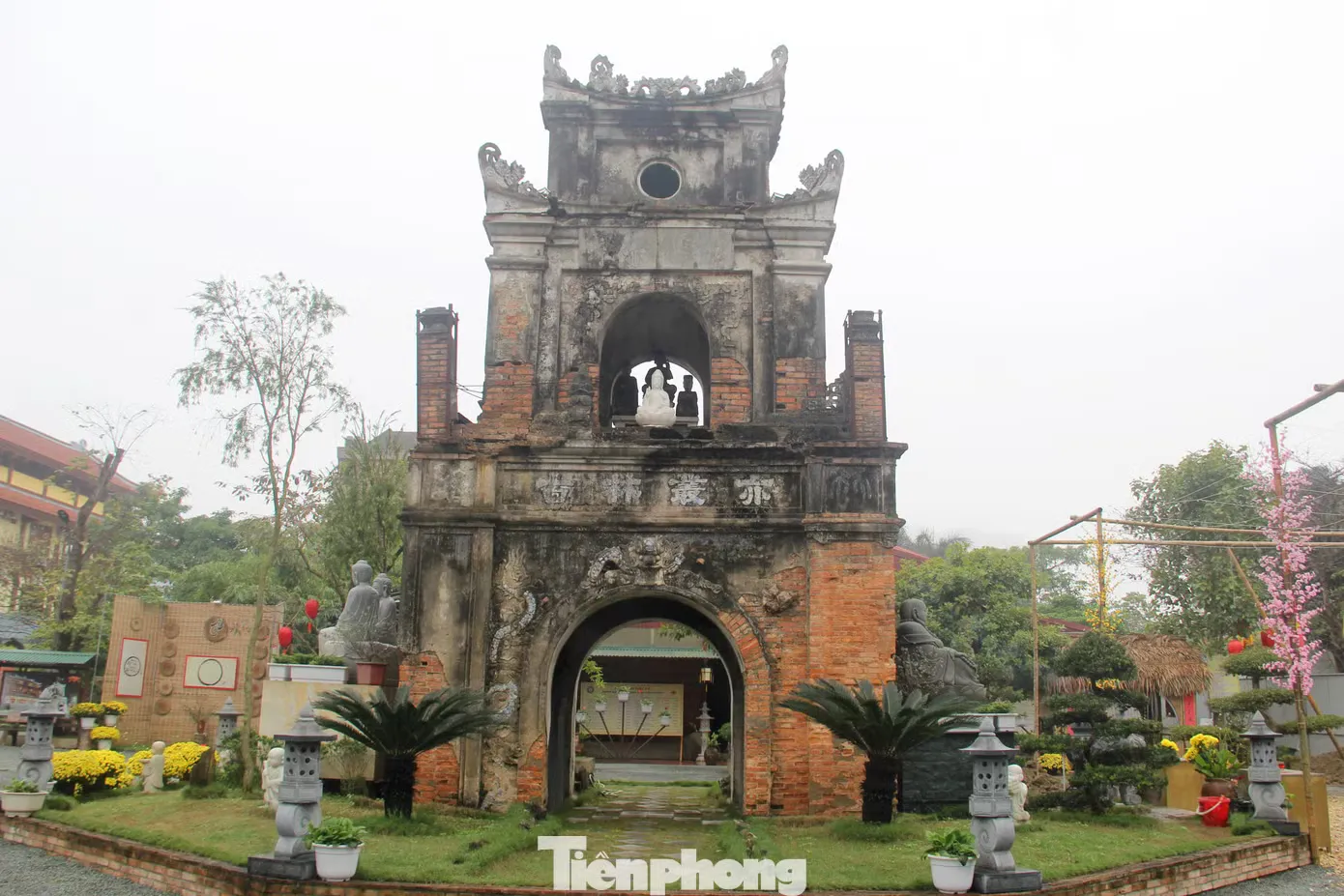 Tam quan Chùa Diệc