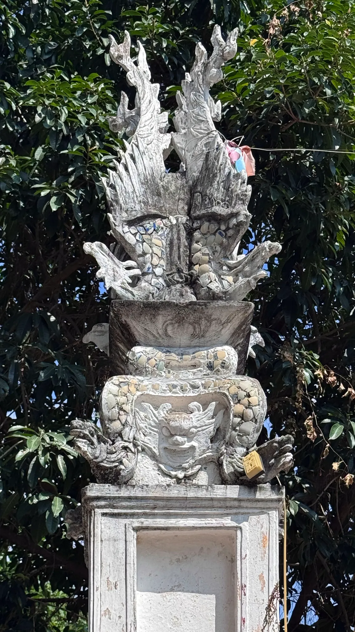 Trụ biểu cổng vào khu lăng mộ Đức thánh làng Hậu Ái