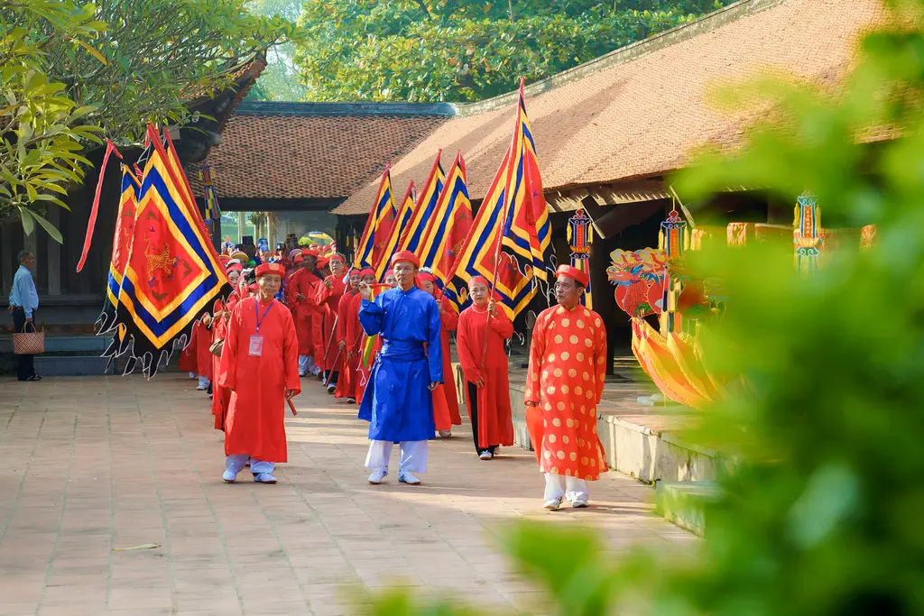 Đoàn rước trong khuôn viên chùa tại lễ hội chùa Keo Thái Bình