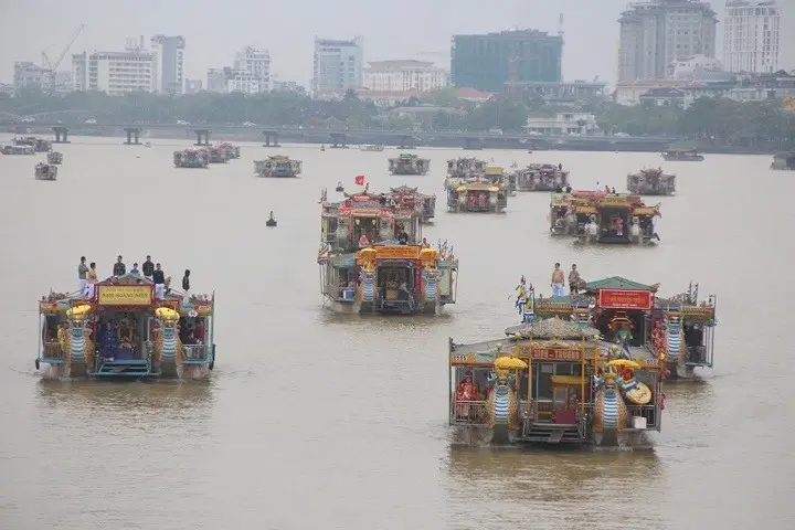 Lễ rước nữ thần Thiên Y A Na trong Lễ hội Điện Huệ Nam (Điện Hòn Chén)