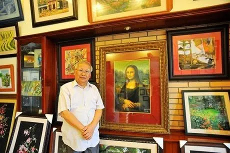 Nghệ nhân Nguyễn Quốc Sự bên các tác phẩm của ông