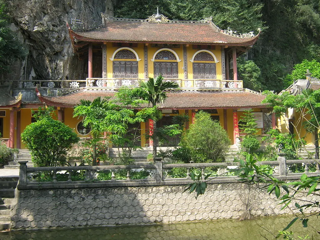 Cảnh quan Chùa và Động Địch Lộng