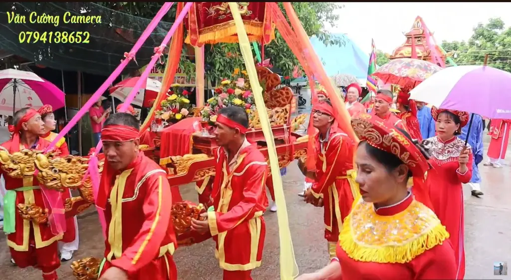 Đoàn rước kiệu tại Hội đền Chòi